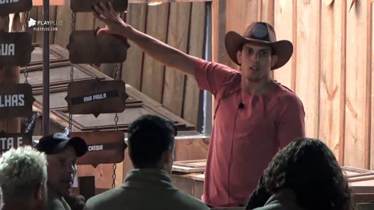 Felipe Sertanejo anunciou atividade para os colegas em A Fazenda (Foto: Reprodução) Felipe Sertanejo anunciou atividade para os colegas em A Fazenda (Foto: Reprodução)