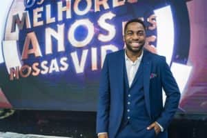 O apresentador Lázaro Ramos no programa Os Melhores Anos das Nossas Vidas (Foto: Globo/Paulo Belote) O apresentador Lázaro Ramos no programa Os Melhores Anos das Nossas Vidas (Foto: Globo/Paulo Belote)