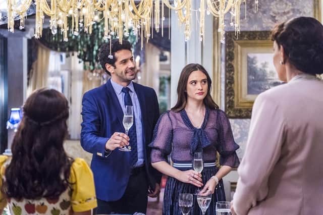Emilio (João Baldasserini) e Marocas (Juliana Paiva) em cena de O Tempo Não Para (Foto: Globo/Paulo Belote) Emilio (João Baldasserini) e Marocas (Juliana Paiva) em cena de O Tempo Não Para (Foto: Globo/Paulo Belote)