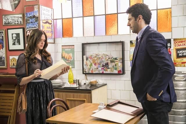 Emilio (João Baldasserini) e Marocas (Juliana Paiva) em cena de O Tempo Não Para (Foto: Globo/Paulo Belote) Emilio (João Baldasserini) e Marocas (Juliana Paiva) em cena de O Tempo Não Para (Foto: Globo/Paulo Belote)
