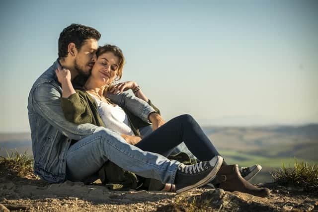 Alain (João Vicente de Castro) pensa em Isabel (Alinne Moraes) e lembra momentos que viveram juntos no passado (Foto: Globo/João Miguel Júnior) Alain (João Vicente de Castro) pensa em Isabel (Alinne Moraes) e lembra momentos que viveram juntos no passado (Foto: Globo/João Miguel Júnior)