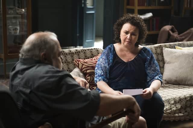 Nice (Kelzy Ecard) é enganada por Agenor (Roberto Bonfim) em Segundo Sol (Foto: Globo/Raquel Cunha) Nice (Kelzy Ecard) é enganada por Agenor (Roberto Bonfim) em Segundo Sol (Foto: Globo/Raquel Cunha)