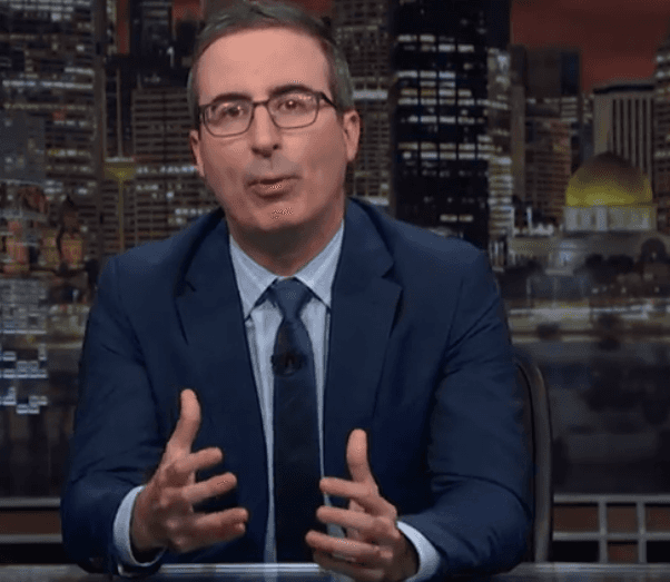John Oliver apresenta o Last Week Tonight (Foto: Reprodução) John Oliver apresenta o Last Week Tonight (Foto: Reprodução)