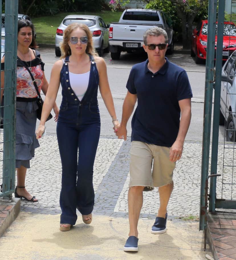 Luciano Huck e Angélica votam na Barra da Tijuca, no RJ - AGNEWS (Foto: Reprodução) Luciano Huck e Angélica votam na Barra da Tijuca, no RJ - AGNEWS (Foto: Reprodução)