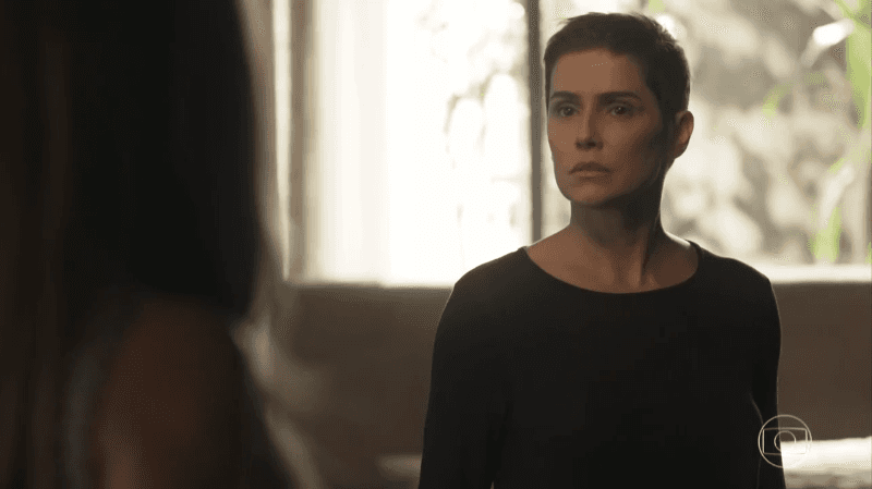 Karola (Deborah Secco) e Laureta (Adriana Esteves) em Segundo Sol (Foto: Reprodução/Globo) Karola (Deborah Secco) e Laureta (Adriana Esteves) em Segundo Sol (Foto: Reprodução/Globo)