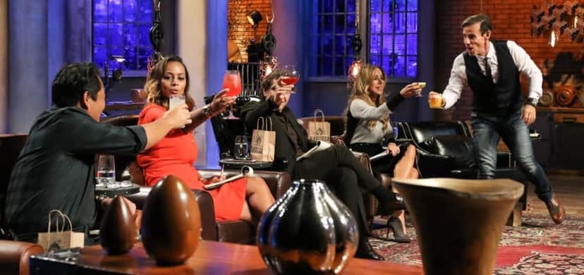 Os jurados do Shark Tank Brasil bebem cachaça em reality show do canal Sony. (Foto: Divulgação/Canal Sony) Os jurados do Shark Tank Brasil bebem cachaça em reality show do canal Sony. (Foto: Divulgação/Canal Sony)