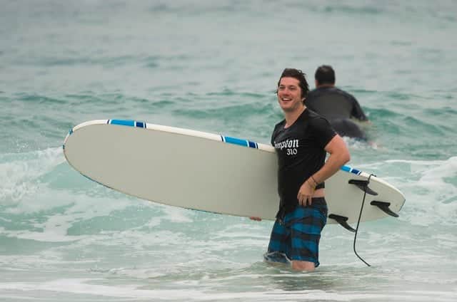 O ator Caio Paduan se dedica Às aulas de surfe (Foto: Cesar Alves/TV Globo) O ator Caio Paduan se dedica Às aulas de surfe (Foto: Cesar Alves/TV Globo)
