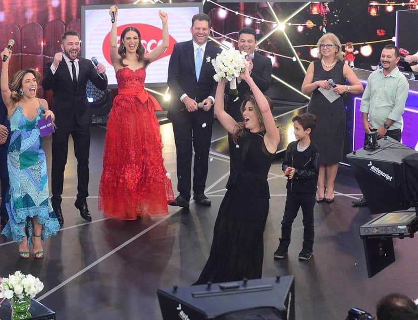 Rebeca Abravanel pega buquê no Teleton (Foto: AgNews) Rebeca Abravanel pega buquê no Teleton (Foto: AgNews)