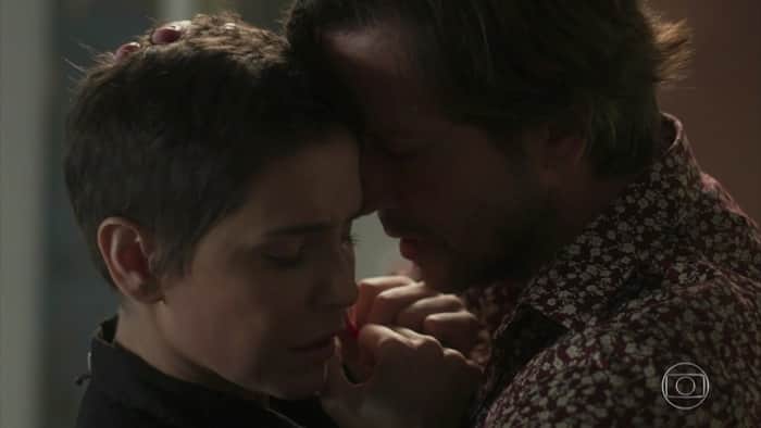 Karola (Deborah Secco) e Remy (Vladimir Brichta) em Segundo Sol (Foto: Reprodução/Globo) Karola (Deborah Secco) e Remy (Vladimir Brichta) em Segundo Sol (Foto: Reprodução/Globo)