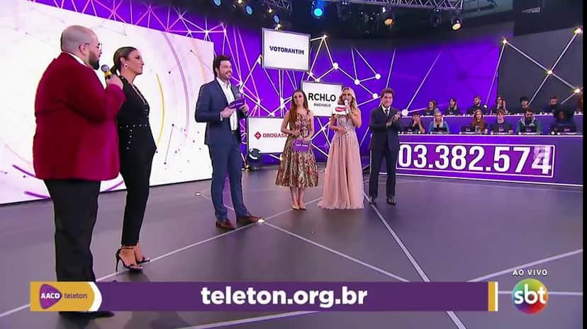 Danilo Gentili e outros artistas no palco do Teleton (Foto: Reprodução/SBT) Danilo Gentili e outros artistas no palco do Teleton (Foto: Reprodução/SBT)