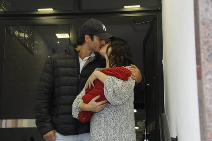 André Resende e Ísis Valverde deixam a maternidade com o filho, Rael (Foto: Wallace Barbosa/Ag News) André Resende e Ísis Valverde deixam a maternidade com o filho, Rael (Foto: Wallace Barbosa/Ag News)