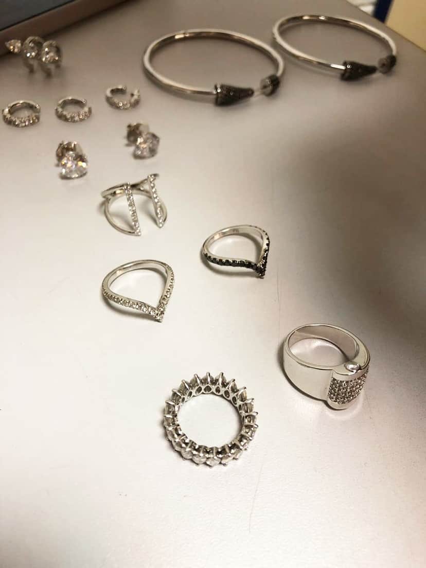 Taís Araujo usa colares e pulseiras com diamantes no PopStar (Foto: Reprodução) Taís Araujo usa colares e pulseiras com diamantes no PopStar (Foto: Reprodução)