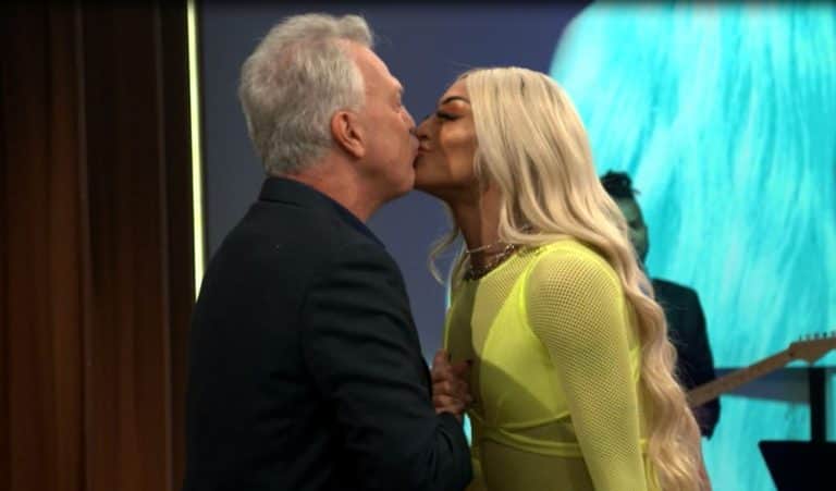 Pedro Bial recebe Pablo Vittar com selinho! — Foto: TV Globo Pedro Bial recebe Pablo Vittar com selinho! — Foto: TV Globo