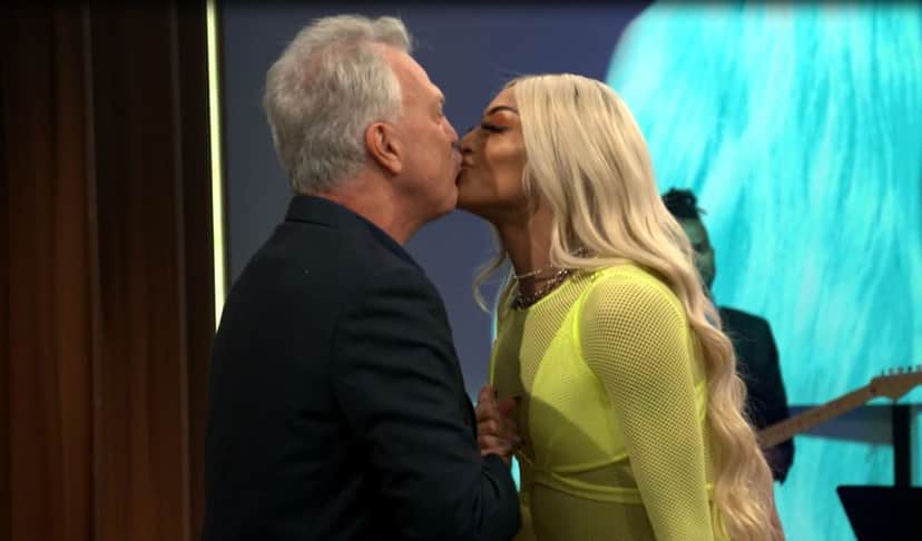 Pedro Bial recebe Pablo Vittar com selinho! — Foto: TV Globo Pedro Bial recebe Pablo Vittar com selinho! — Foto: TV Globo