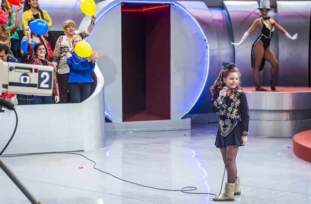 Manuzita (Melissa Nóbrega) anuncia o concurso para escolher o novo integrante para a Patotinha no programa do Chacrinha (Foto: Globo/Paulo Belote) Manuzita (Melissa Nóbrega) anuncia o concurso para escolher o novo integrante para a Patotinha no programa do Chacrinha (Foto: Globo/Paulo Belote)