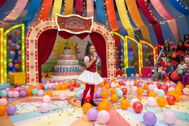 Manuzita (Melissa Nóbrega) no cenário do programa Patotinha Mágica em Verão 90 (Foto: Globo/Estevam Avellar) Manuzita (Melissa Nóbrega) no cenário do programa Patotinha Mágica em Verão 90 (Foto: Globo/Estevam Avellar)
