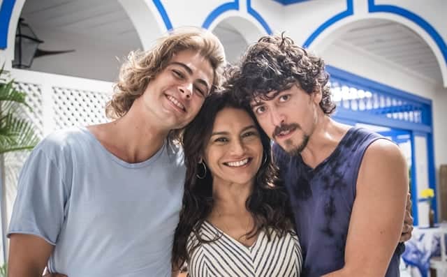 Janaína (Dira Paes) com os filhos João (Rafael Vitti) e Jerônimo (Jesuíta Barbosa) em Verão 90 (Foto: Globo/João Miguel Júnior) Janaína (Dira Paes) com os filhos João (Rafael Vitti) e Jerônimo (Jesuíta Barbosa) em Verão 90 (Foto: Globo/João Miguel Júnior)
