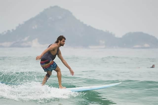 Rafael Vitti surfando para a novela Verão 90<br /> (Foto: Globo/Cesar Alves) Rafael Vitti surfando para a novela Verão 90<br /> (Foto: Globo/Cesar Alves)
