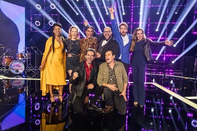 Os apresentadores Taís Araujo e Tiago Abravanel com os finalistas do PopStar (Foto: Globo/Victor Pollak) Os apresentadores Taís Araujo e Tiago Abravanel com os finalistas do PopStar (Foto: Globo/Victor Pollak)
