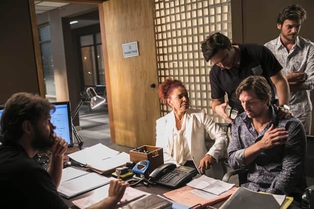 Remy (Vladimir Brichta) se apresenta à polícia em Segundo Sol (Foto: Globo/João Miguel Júnior) Remy (Vladimir Brichta) se apresenta à polícia em Segundo Sol (Foto: Globo/João Miguel Júnior)