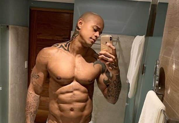 Léo Santana é visto de cueca e volume chama atenção: “tamanho GG”