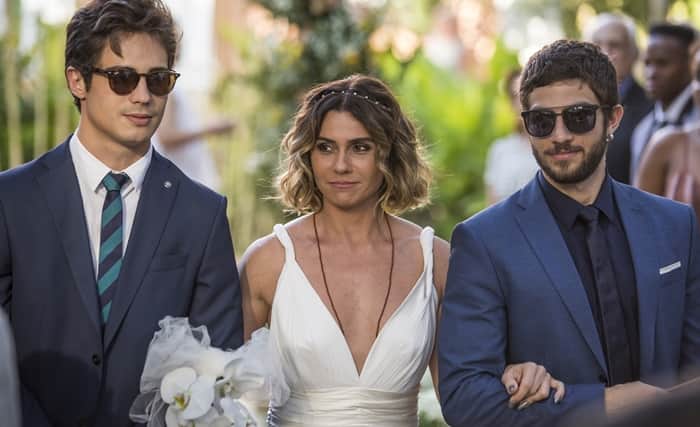 Luzia (Giovanna Antonelli) chega no casamento acompanhada por Valentim (Danilo Mesquita) e Ícaro (Chay Suede) (Foto: Artur Meninea/Globo) Luzia (Giovanna Antonelli) chega no casamento acompanhada por Valentim (Danilo Mesquita) e Ícaro (Chay Suede) (Foto: Artur Meninea/Globo)