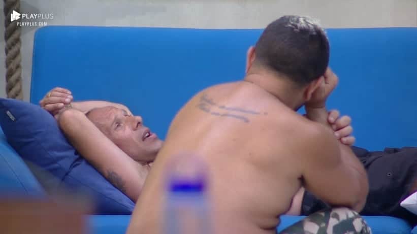 Rafael Ilha conversa com Evandro Santo em A Fazenda (Foto: Reprodução/PlayPlus)