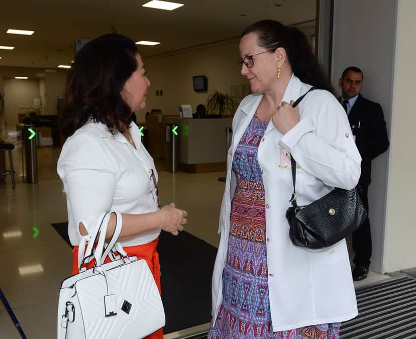 Kika Sato e Leda Nagle, mãe e sogra de Sabrina Sato, na maternidade, com a médica (Foto: Ag.News) Kika Sato e Leda Nagle, mãe e sogra de Sabrina Sato, na maternidade, com a médica (Foto: Ag.News)