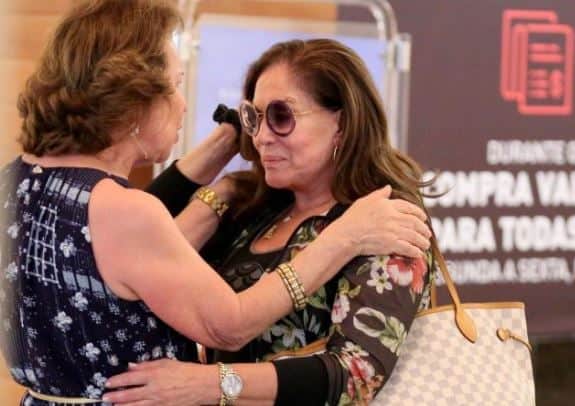 Susana Vieira durante encontro no shopping (Foto: AgNews) Susana Vieira durante encontro no shopping (Foto: AgNews)