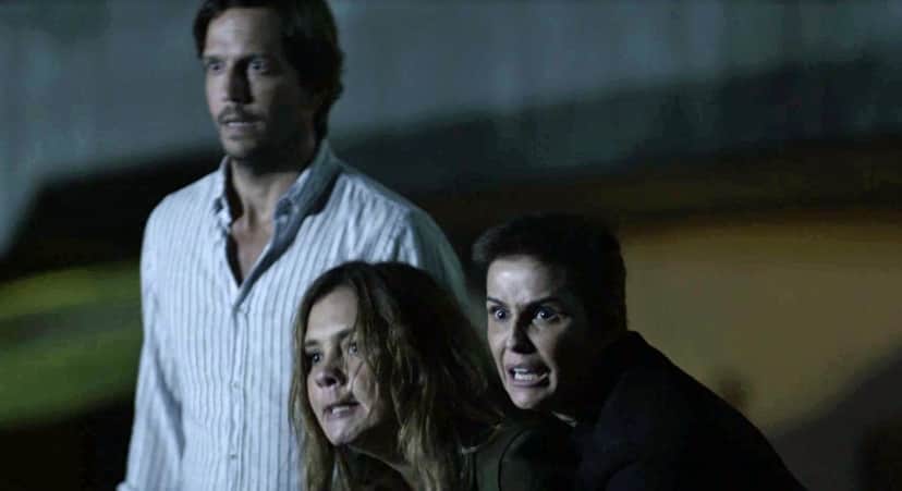 Karola impede Laureta de matar Valentim em Segundo Sol (Foto: Reprodução) Karola impede Laureta de matar Valentim em Segundo Sol (Foto: Reprodução)