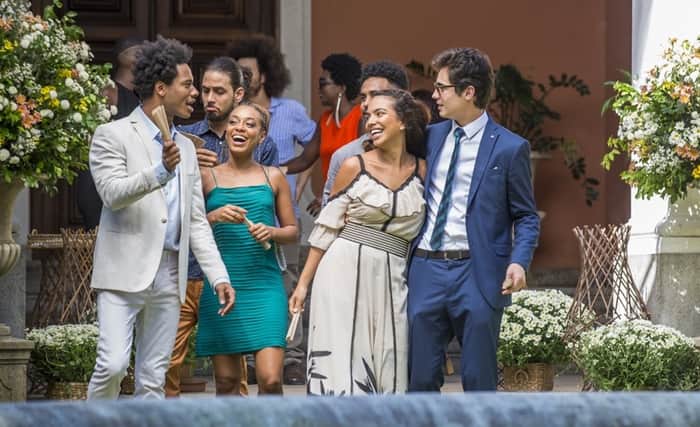 Valentim (Danilo Mesquita) acompanhado dos amigos no casamento de Luzia (Giovanna Antonelli) (Foto: Artur Meninea/Globo) Valentim (Danilo Mesquita) acompanhado dos amigos no casamento de Luzia (Giovanna Antonelli) (Foto: Artur Meninea/Globo)