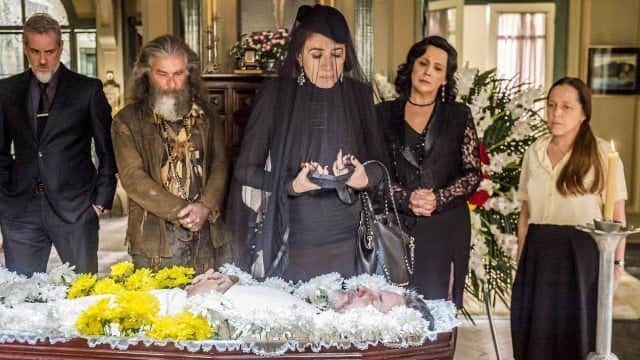 Eurico (Dan Stulbach), Feliciano (Leoipoldo Pacheco), Ondina (Ana Beatriz Nogueira) e Judith (Isabela Garcia), observam Valentina se passar por viúva de Egídio em O Sétimo Guardião (Foto: Mauricio Fidalgo / Paulo Belote/ Globo/ Divulgação) Eurico (Dan Stulbach), Feliciano (Leoipoldo Pacheco), Ondina (Ana Beatriz Nogueira) e Judith (Isabela Garcia), observam Valentina se passar por viúva de Egídio em O Sétimo Guardião (Foto: Mauricio Fidalgo / Paulo Belote/ Globo/ Divulgação)