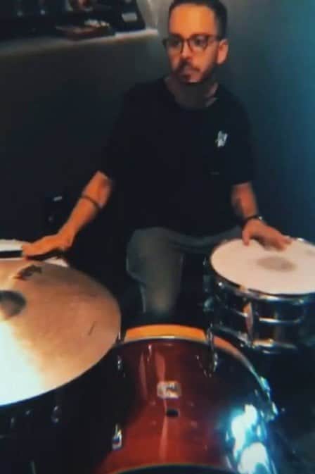 Junior Lima toca bateria no "repouso" (Foto: Reprodução/ Instagram) Junior Lima toca bateria no "repouso" (Foto: Reprodução/ Instagram)