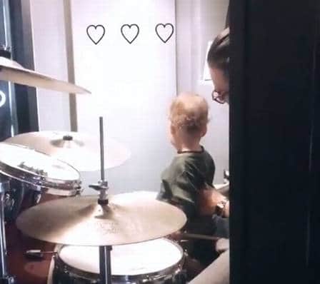 Durante "repouso" Junior Lima toca bateria com o filho (Foto: Reprodução/ Instagram) Durante "repouso" Junior Lima toca bateria com o filho (Foto: Reprodução/ Instagram)