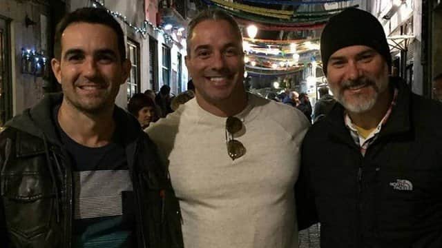 Leonardo Vieira com o marido (à esquerda) e um amigo (no meio) em Portugal (Foto: Reprodução/Instagram) Leonardo Vieira com o marido (à esquerda) e um amigo (no meio) em Portugal (Foto: Reprodução/Instagram)