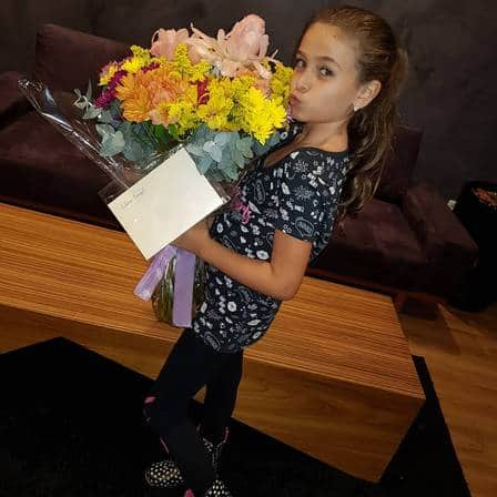 Atriz mirim recebeu flores de boas-vindas da Globo (Foto: Divulgação) Atriz mirim recebeu flores de boas-vindas da Globo (Foto: Divulgação)