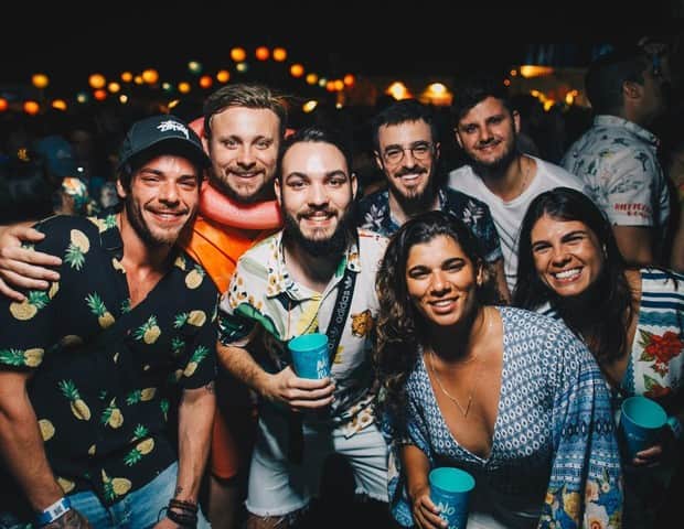 Gian Luca Ewbank (à esqueda, com camisa preta de estampa de abacaxi) com mesmos amigos de Bruna Marquezine em Fernando de Noronha (Foto: Raul/Divulgação) Gian Luca Ewbank (à esqueda, com camisa preta de estampa de abacaxi) com mesmos amigos de Bruna Marquezine em Fernando de Noronha (Foto: Raul/Divulgação)