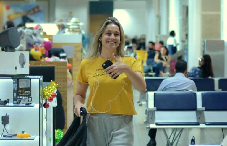 Fernanda Gentil exibe aliança (Foto: Divulgação) Fernanda Gentil exibe aliança (Foto: Divulgação)