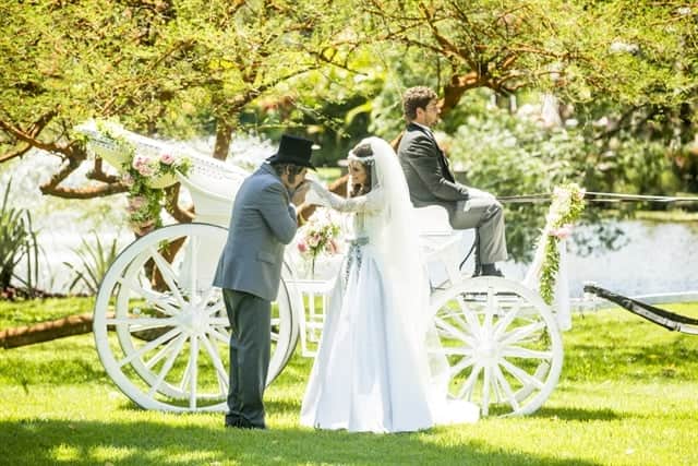 Marocas (Juliana Paiva) chega para o casamento acompanhada pelo pai, Dom Sabino (Edson Celulari) (Foto: Globo/João Miguel Júnior) Marocas (Juliana Paiva) chega para o casamento acompanhada pelo pai, Dom Sabino (Edson Celulari) (Foto: Globo/João Miguel Júnior)