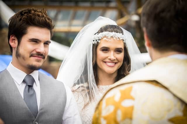 Samuca (Nicolas Prattes) e Marocas (Juliana Paiva) diante do Padre (Foto: Globo/João Miguel Júnior) Samuca (Nicolas Prattes) e Marocas (Juliana Paiva) diante do Padre (Foto: Globo/João Miguel Júnior)
