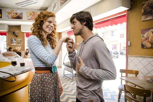 Miss Celine (Maria Eduarda de Carvalho) e Elmo (Felipe Simas) em O Tempo Não Para (Foto: Globo/João Miguel Júnior) Miss Celine (Maria Eduarda de Carvalho) e Elmo (Felipe Simas) em O Tempo Não Para (Foto: Globo/João Miguel Júnior)