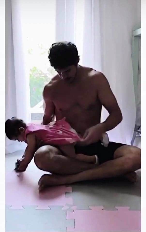 José Loreto brinca com a filha pequena