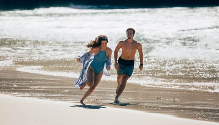 Marocas (Juliana Paiva) e Samuca (Nicolas Prattes) curtem lua de mel em O Tempo Não Para (Foto: Fabiano Battaglin/Globo) Marocas (Juliana Paiva) e Samuca (Nicolas Prattes) curtem lua de mel em O Tempo Não Para (Foto: Fabiano Battaglin/Globo)