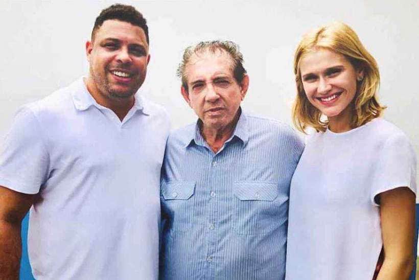 João de Deus entre Ronaldo Fenômeno e sua esposa Cecilia (Foto: Reprodução/Instagram) João de Deus entre Ronaldo Fenômeno e sua esposa Cecilia (Foto: Reprodução/Instagram)
