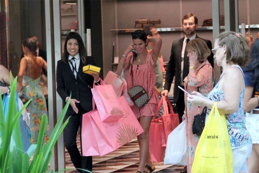 Bruna Marquezine faz compras para o Natal (Foto: Divulgação) Bruna Marquezine faz compras para o Natal (Foto: Divulgação)