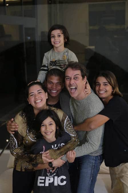 Marcello Antony se diverte ao ser agarrado pelos filhos: Louis, Stéphanie, Francisco, Lorenzo e Lucas Foto: Roberto Moreyra Marcello Antony se diverte ao ser agarrado pelos filhos: Louis, Stéphanie, Francisco, Lorenzo e Lucas Foto: Roberto Moreyra