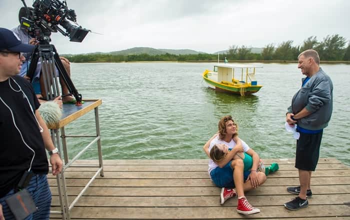 Jorge Fernando ensaia cena com Isabelle Drummond e Rafael Vitti em gravação de Verão 90 em Cabo Frio, região dos Lagos, no Rio (Foto: Globo/João Cotta) Jorge Fernando ensaia cena com Isabelle Drummond e Rafael Vitti em gravação de Verão 90 em Cabo Frio, região dos Lagos, no Rio (Foto: Globo/João Cotta)