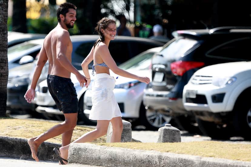 Rodrigo Simas e Agatha Moreira saindo da praia da Barra da Tijuca (Foto: Divulgação/Dilson Silva) Rodrigo Simas e Agatha Moreira saindo da praia da Barra da Tijuca (Foto: Divulgação/Dilson Silva)