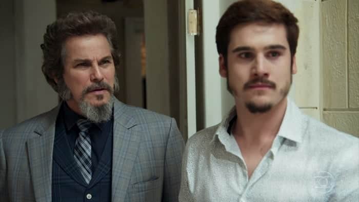Dom Sabino (Edson Celulari) e Samuca (Nicolas Prattes) em O Tempo Não Para (Foto: Reprodução/Globo) Dom Sabino (Edson Celulari) e Samuca (Nicolas Prattes) em O Tempo Não Para (Foto: Reprodução/Globo)