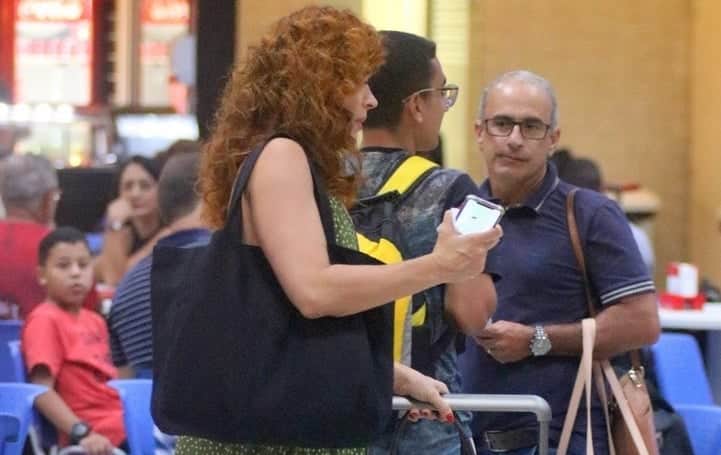 Claudia Raia faz refeição saudável antes de embarcar em aeroporto no Rio (Derick Abreu / AgNews) Claudia Raia faz refeição saudável antes de embarcar em aeroporto no Rio (Derick Abreu / AgNews)